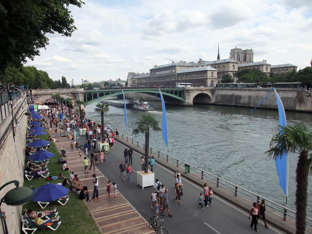 Bank of the Seine river, the Pont Notre-Dame bridge over the Seine river, the Hôtel-Dieu de Paris and the Cathedral Notre Dame de Paris