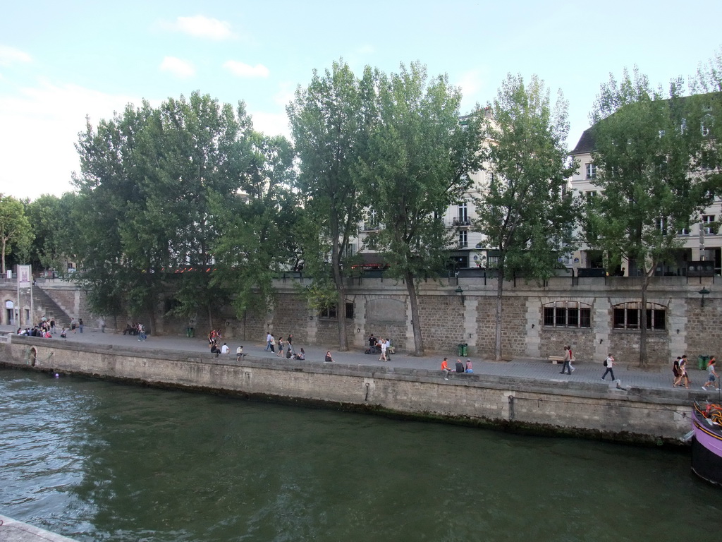 The Port of Montebello street, viewed from the gardens of the Cathedral Notre Dame de Paris