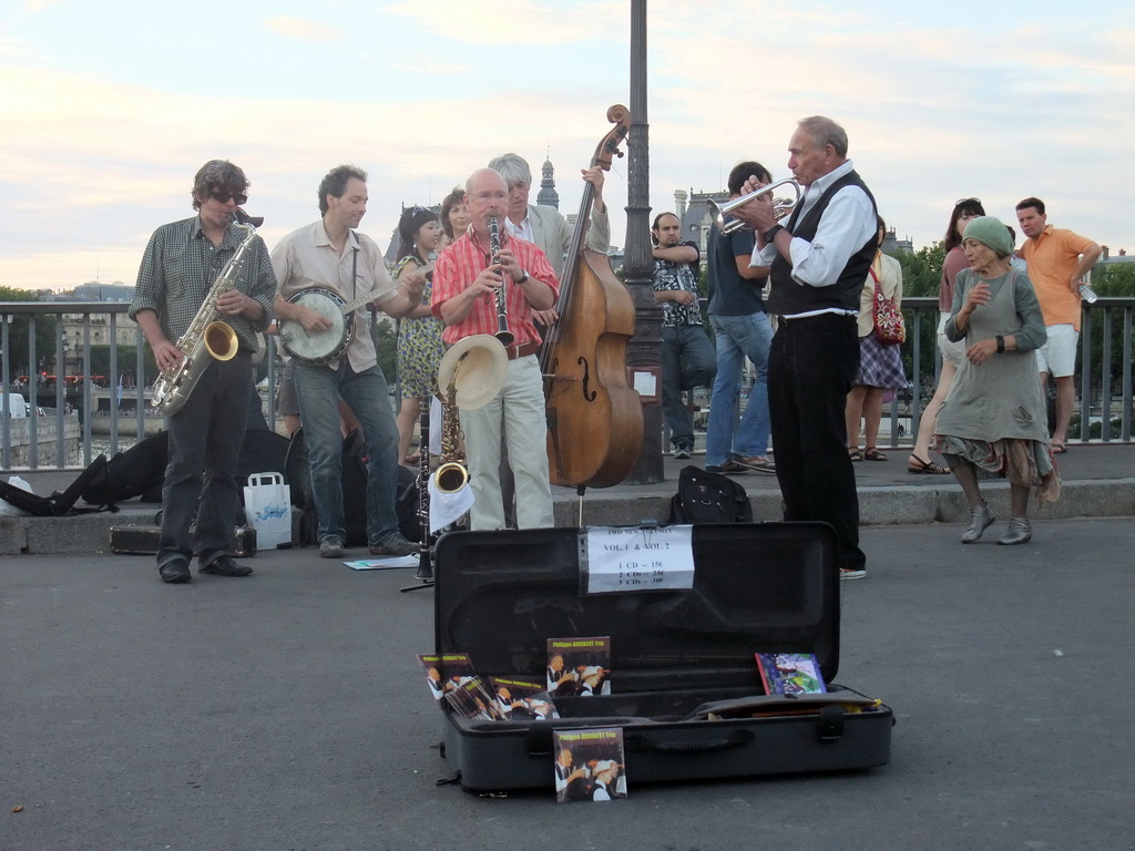 Street artists on the Pont Saint-Louis bridge