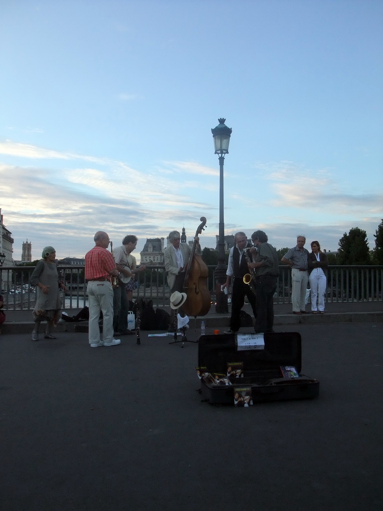 Street artists on the Pont Saint-Louis bridge