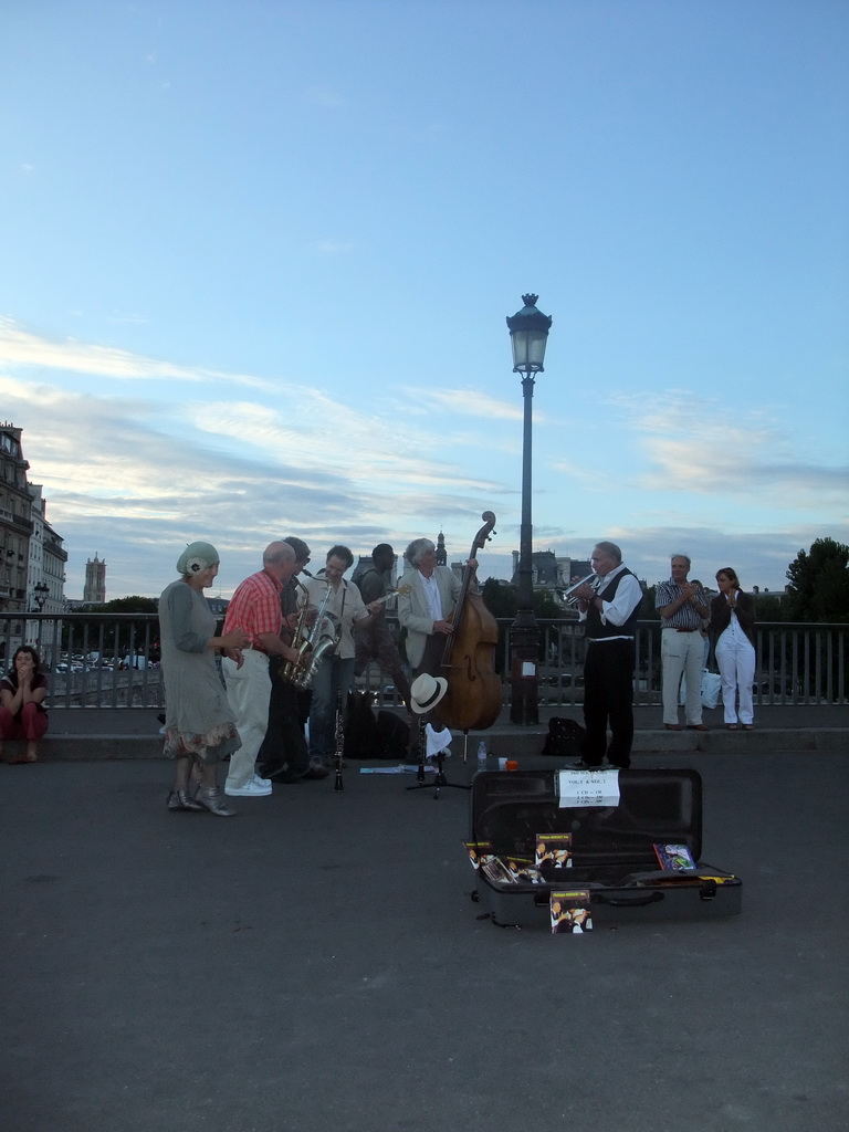 Street artists on the Pont Saint-Louis bridge