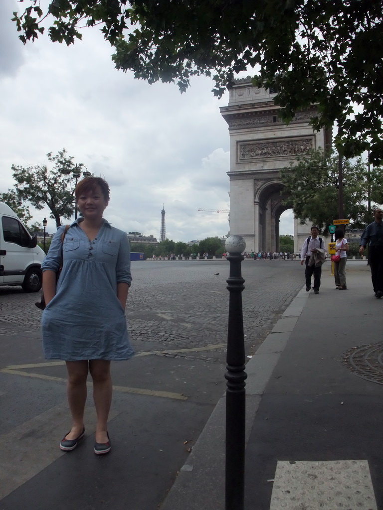 Miaomiao at the north side of the Arc de Triomphe and the Eiffel Tower