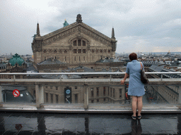 Miaomiao and the back side of the Opéra Garnier, viewed from the roof of the Galeries Lafayette department store at the Boulevard Haussmann