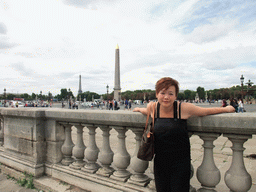 Miaomiao at the Place de la Concorde square, with the Obelisk of Luxor, the Fountain of Maritime Navigation and the Fountain of River Commerce and Navigation, and the Eiffel Tower