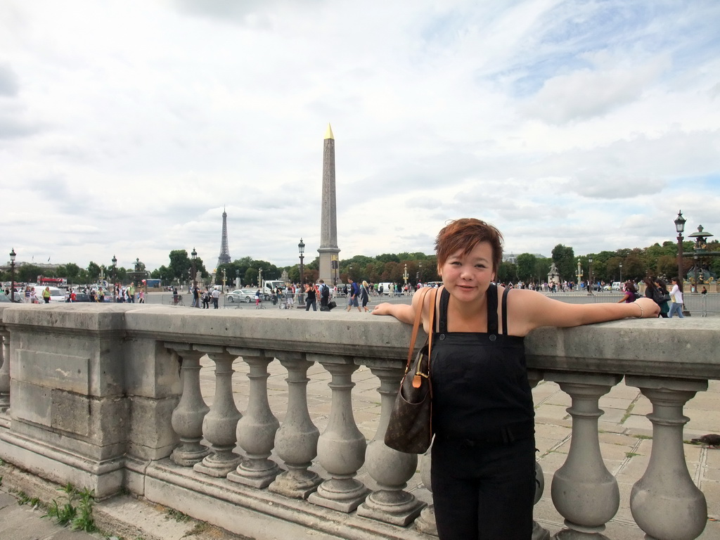 Miaomiao at the Place de la Concorde square, with the Obelisk of Luxor, the Fountain of Maritime Navigation and the Fountain of River Commerce and Navigation, and the Eiffel Tower