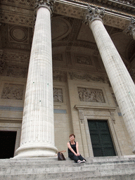 Miaomiao at the front of the Panthéon