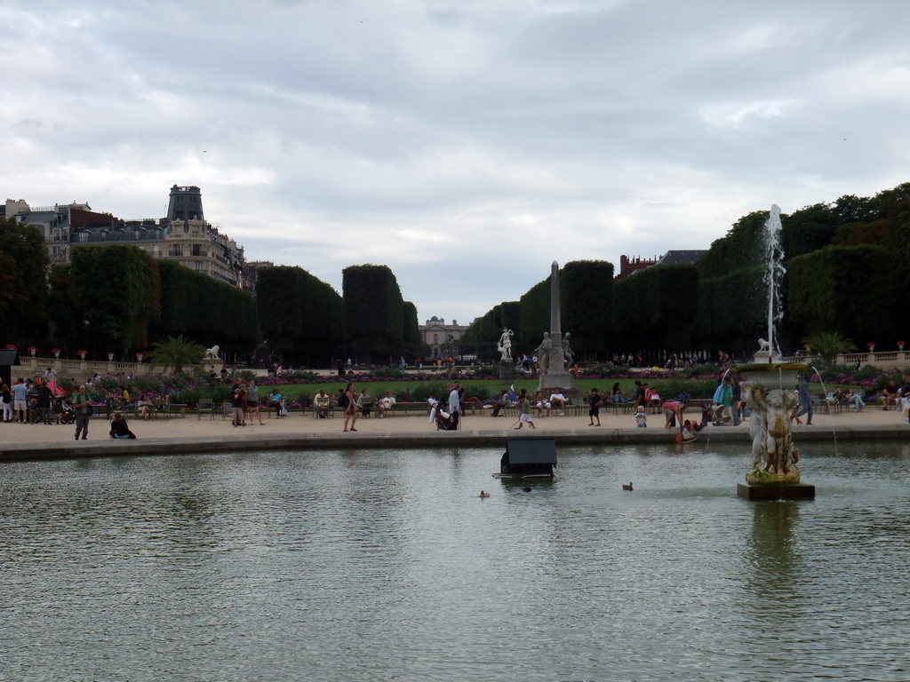 The central pool and the south side of the Jardin du Luxembourg park