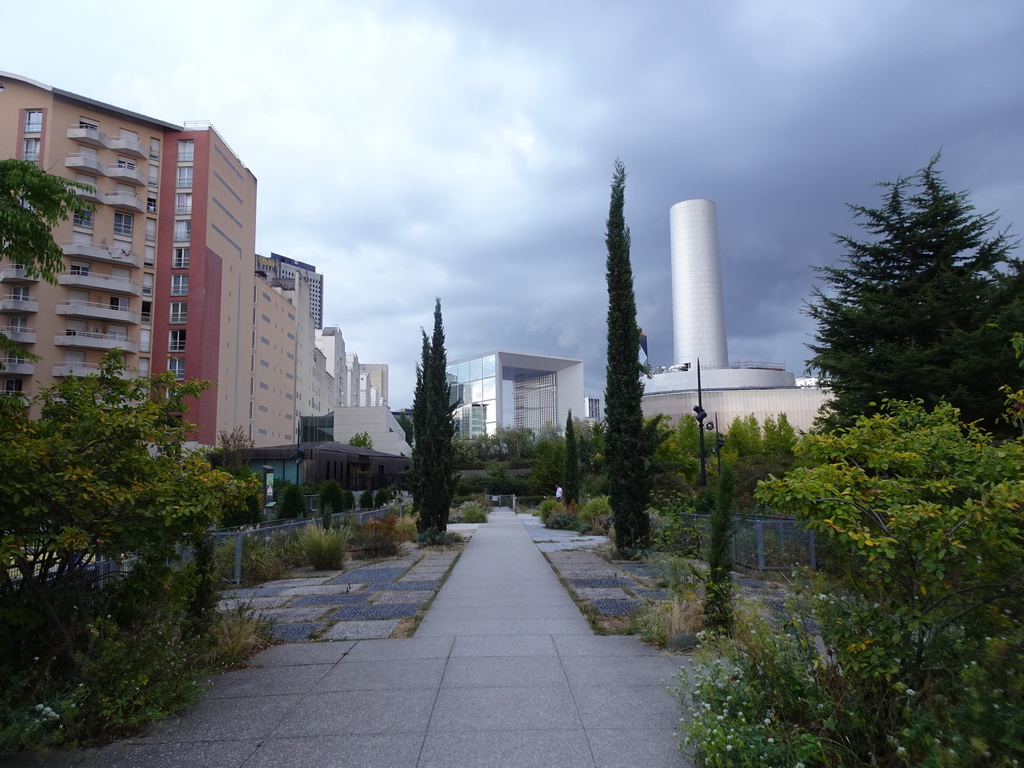 The Parc Nelson Mandela, the Grande Arche de la Défense building and the Idex la Défense building, viewed from the Rue Saint-Lô street