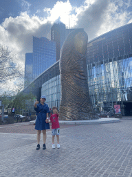 Miaomiao and Max with the Le Pouce statue in front of the CNIT shopping mall at the Parvis de la Défense square