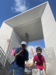 Miaomiao and Max in front of the Grande Arche de la Défense building at the Parvis de la Défense square