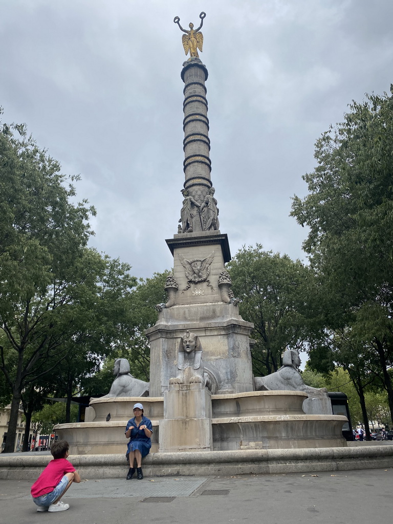 Miaomiao and Max in front of the Fontaine du Palmier fountain at the Place du Châtelet square