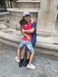 Miaomiao and Max in front of the Fontaine du Palmier fountain at the Place du Châtelet square