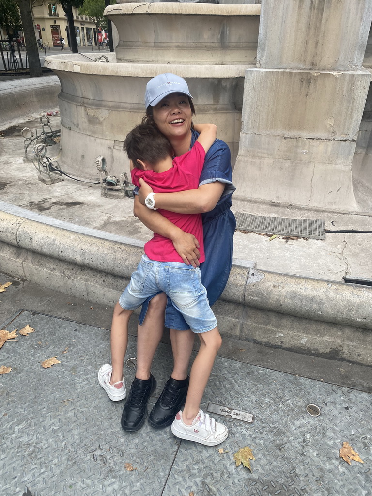 Miaomiao and Max in front of the Fontaine du Palmier fountain at the Place du Châtelet square