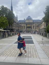 Miaomiao and Max at the Place Louis Lépine square, with a view on the entrance gate and front of the Palais de Justice de Paris courthouse and the Sainte-Chapelle chapel