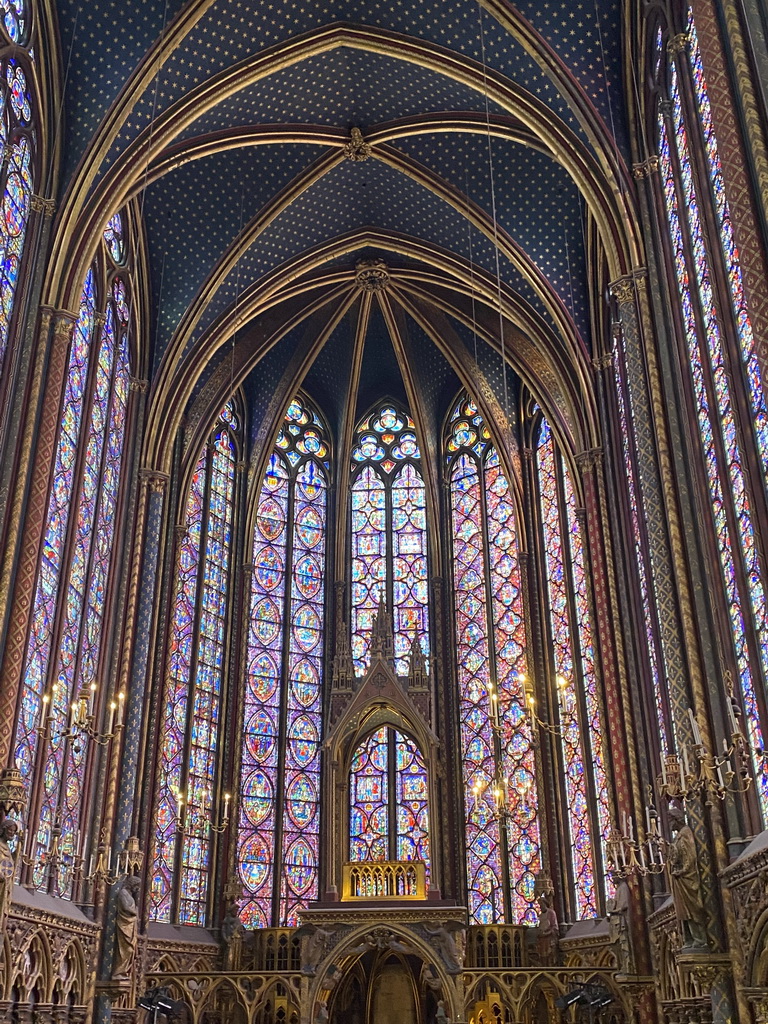 Nave, apse and altar of the Upper Chapel of the Sainte-Chapelle chapel