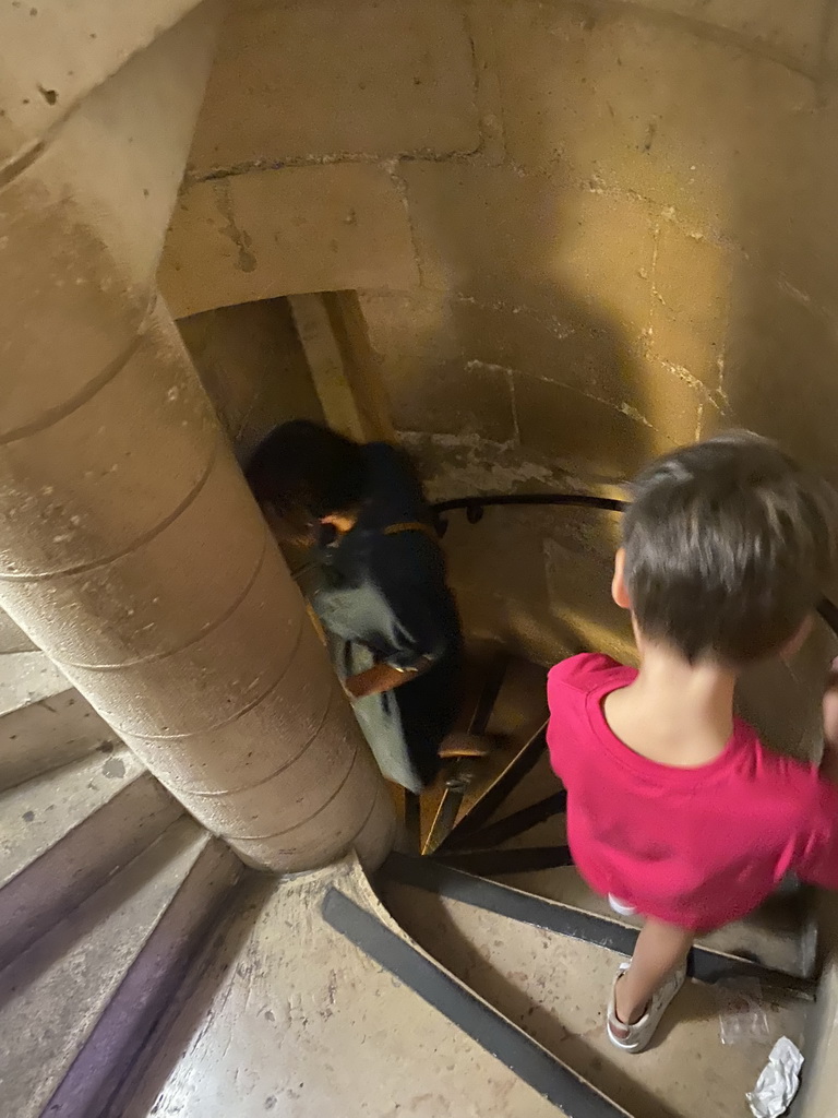 Miaomiao and Max at the staircase from the Upper Chapel to the Lower Chapel of the Sainte-Chapelle chapel