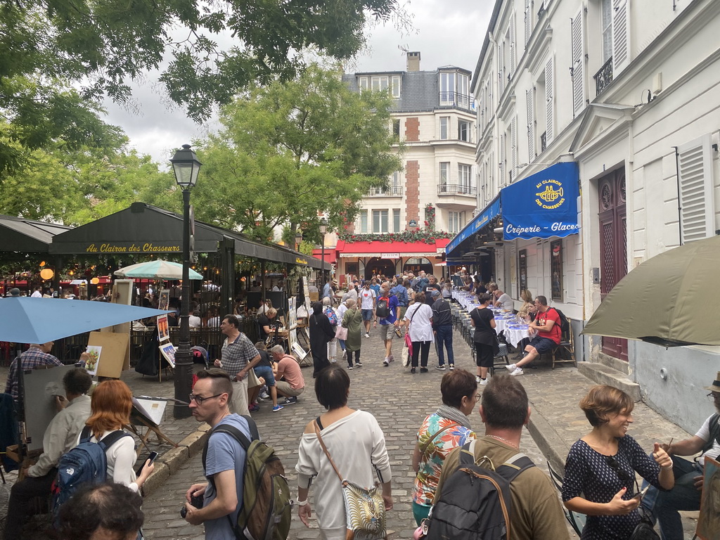 Miaomiao at the east side of the Place du Tertre square