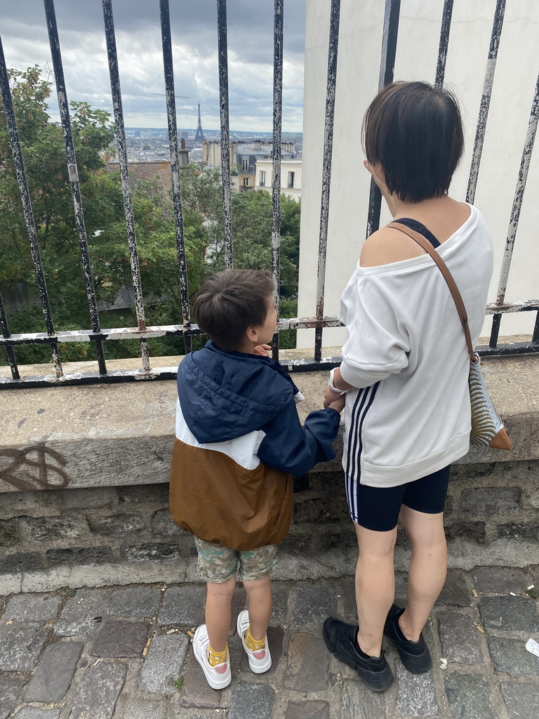 Miaomiao and Max at the Rue Saint-Éleuthère street, with a view on the city center with the Eiffel Tower