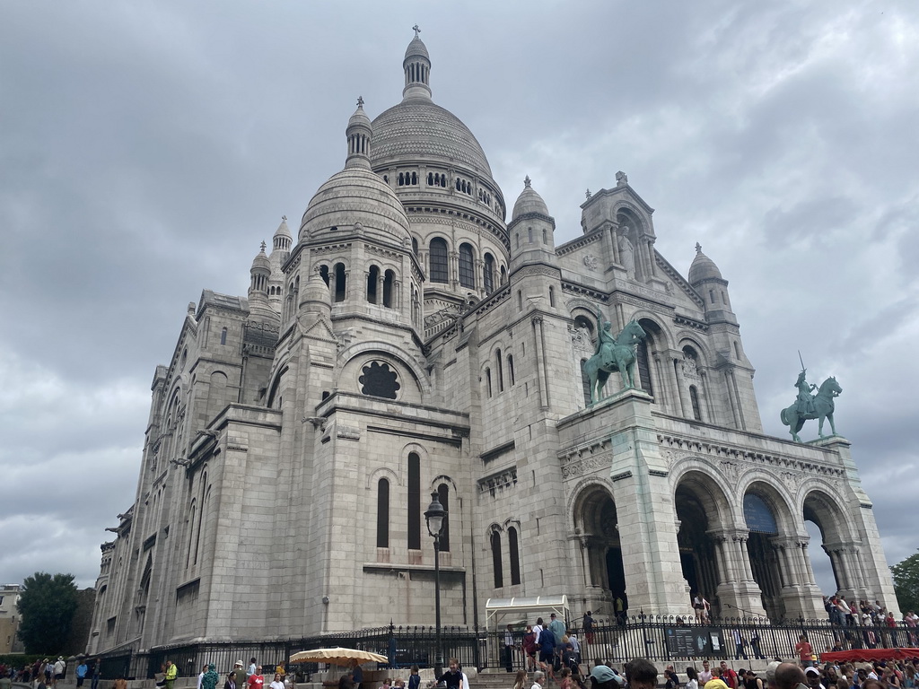 Left front of the Basilique du Sacré-Coeur church, viewed from the Rue du Cardinal Guibert street