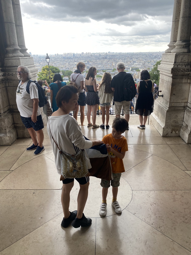 Miaomiao and Max at the entrance of the Basilique du Sacré-Coeur church, with a view on the city center