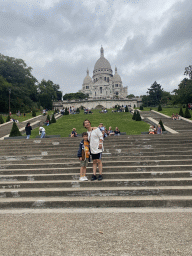 Miaomiao and Max at the Square Louise Michel, with a view on the front of the Basilique du Sacré-Coeur church