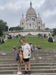 Miaomiao and Max at the Square Louise Michel, with a view on the front of the Basilique du Sacré-Coeur church
