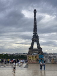 Miaomiao at the Esplanade du Trocadéro, with a view on the northwest side of the Eiffel Tower
