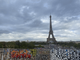 The northwest side of the Eiffel Tower and the Hôtel des Invalides building, viewed from the Esplanade du Trocadéro