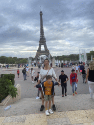 Miaomiao and Max at the Esplanade Joseph Wresinski, with a view on the Jardins du Trocadéro gardens and the northwest side of the Eiffel Tower