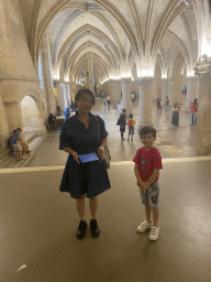 Miaomiao and Max with an iPad at the Hall of the Men-at-arms at the Conciergerie building