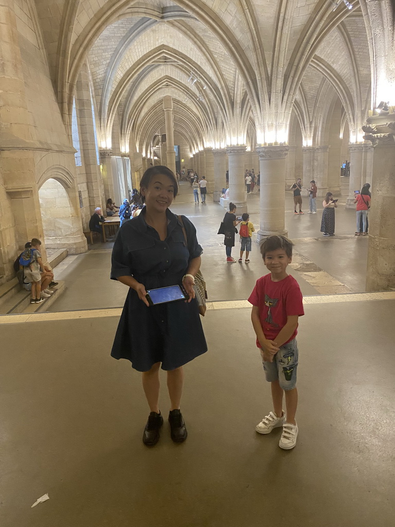 Miaomiao and Max with an iPad at the Hall of the Men-at-arms at the Conciergerie building