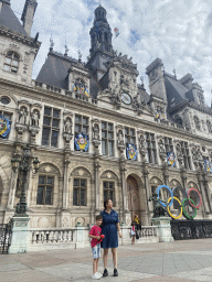 Miaomiao and Max in front of the City Hall and Olympics 2024 sign at the Place de l`Hôtel de Ville square
