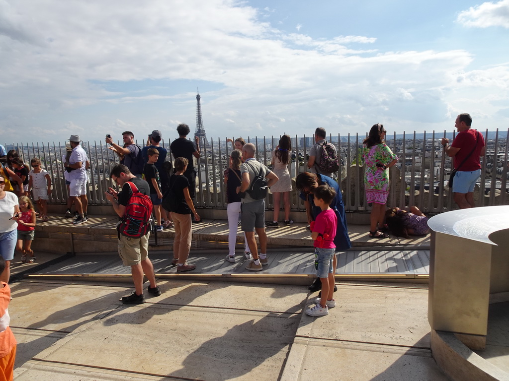 Miaomiao and Max on the roof of the Arc de Triomphe, with a view on the Eiffel Tower