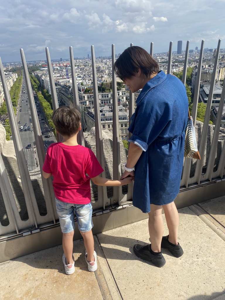 Miaomiao and Max on the roof of the Arc de Triomphe, with a view on the Avenue des Champs-Élysées and the Tour Montparnasse tower