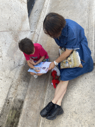 Miaomiao and Max doing a quiz on the roof of the Arc de Triomphe