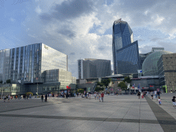 paris_3_223 - 286 kb - 1024x768 - Front of the Westfield Les 4 Temps shopping mall and the Tour Hekla tower at the Parvis de la Défense square Front of the Westfield Les 4 Temps shopping mall and the Tour Hekla tower at the Parvis de la Défense square