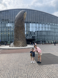 Miaomiao and Max in front of the Le Pouce statue and the CNIT shopping mall at the Parvis de la Défense square