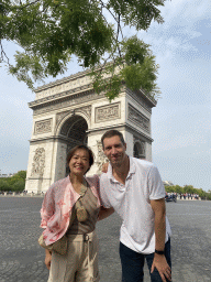 Tim and Miaomiao at the Place Charles de Gaulle square, with a view on the northeast side of the Arc de Triomphe