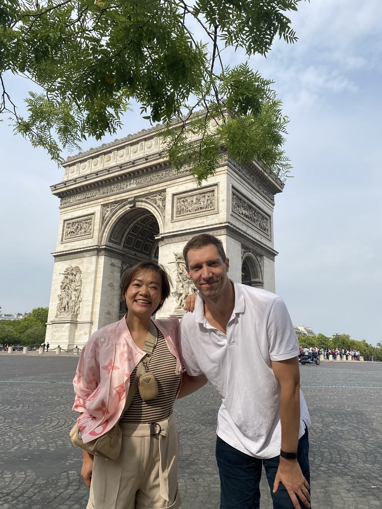 Tim and Miaomiao at the Place Charles de Gaulle square, with a view on the northeast side of the Arc de Triomphe