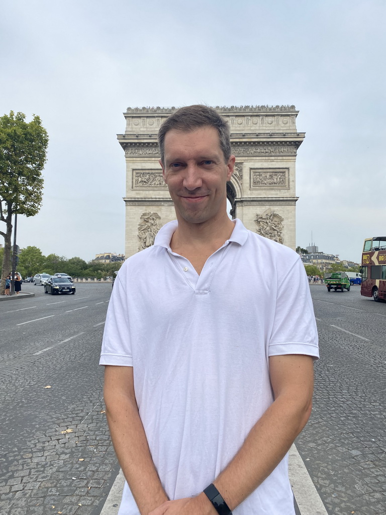 Tim at the Avenue des Champs-Élysées, with a view on the east side of the Arc the Triomphe at the Place Charles de Gaulle square