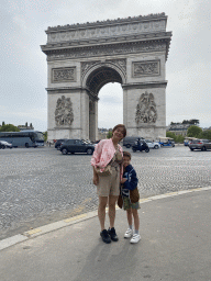Miaomiao and Max at the Place Charles de Gaulle square, with a view on the west side of the Arc de Triomphe