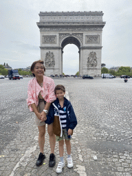Miaomiao and Max at the Avenue de la Grande Armée, with a view on the Arc the Triomphe at the Place Charles de Gaulle square