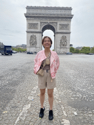 Miaomiao at the Avenue de la Grande Armée, with a view on the Arc the Triomphe at the Place Charles de Gaulle square
