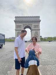 Tim, Miaomiao and Max at the Avenue de la Grande Armée, with a view on the Arc the Triomphe at the Place Charles de Gaulle square