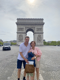Tim, Miaomiao and Max at the Avenue de la Grande Armée, with a view on the Arc the Triomphe at the Place Charles de Gaulle square