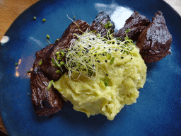 Beef with mashed potatoes at the Les Deux Colombes restaurant