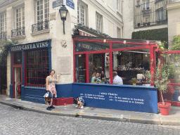 Miaomiao and Max in front of the Les Deux Colombes restaurant at the Rue de la Colombe street