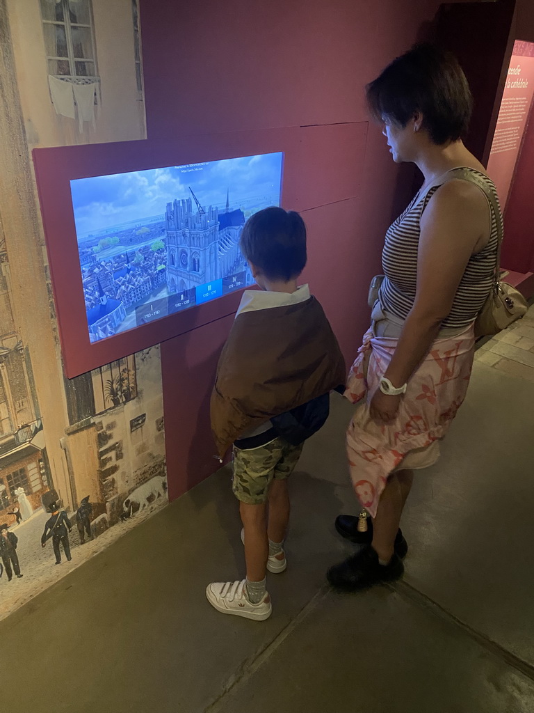 Miaomiao and Max watching a movie about the Cathedral Notre Dame de Paris at the Archaeological Crypt of the Île de la Cité