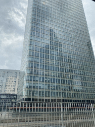 The Tour Initiale tower, viewed from the subway train near the Esplanade de La Défense subway station