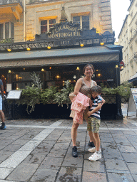 Miaomiao and Max in front of the L`Escargot Montorgueil restaurant at the Rue Montorgueil street